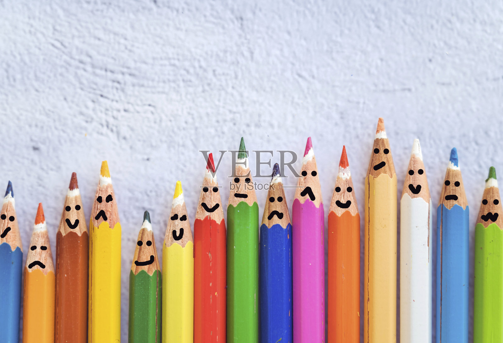 不同情感的铅笔。回顾或共情概念照片摄影图片