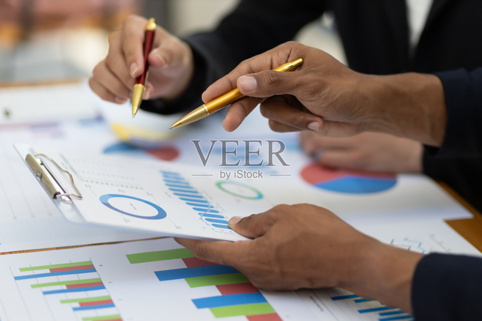 开会分析业务策略和投资计划。财务顾问讨论统计数据分析。照片摄影图片