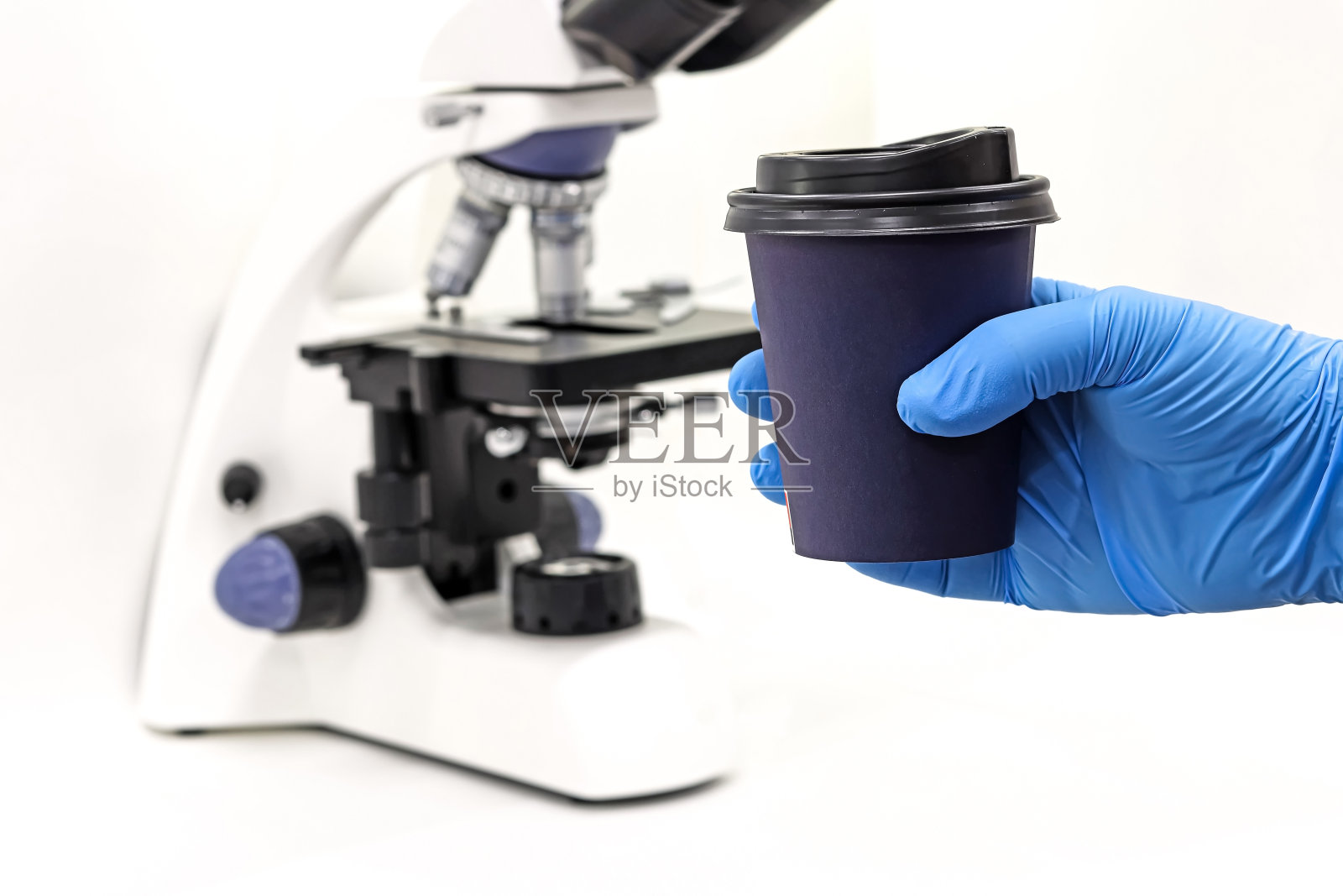 科研实验室里的一杯外卖咖啡照片摄影图片
