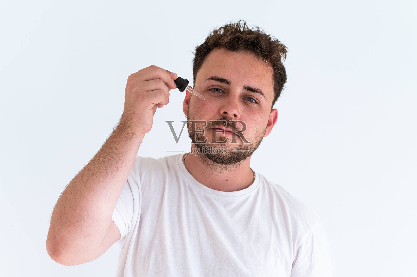 男士在涂面部精华液照片摄影图片