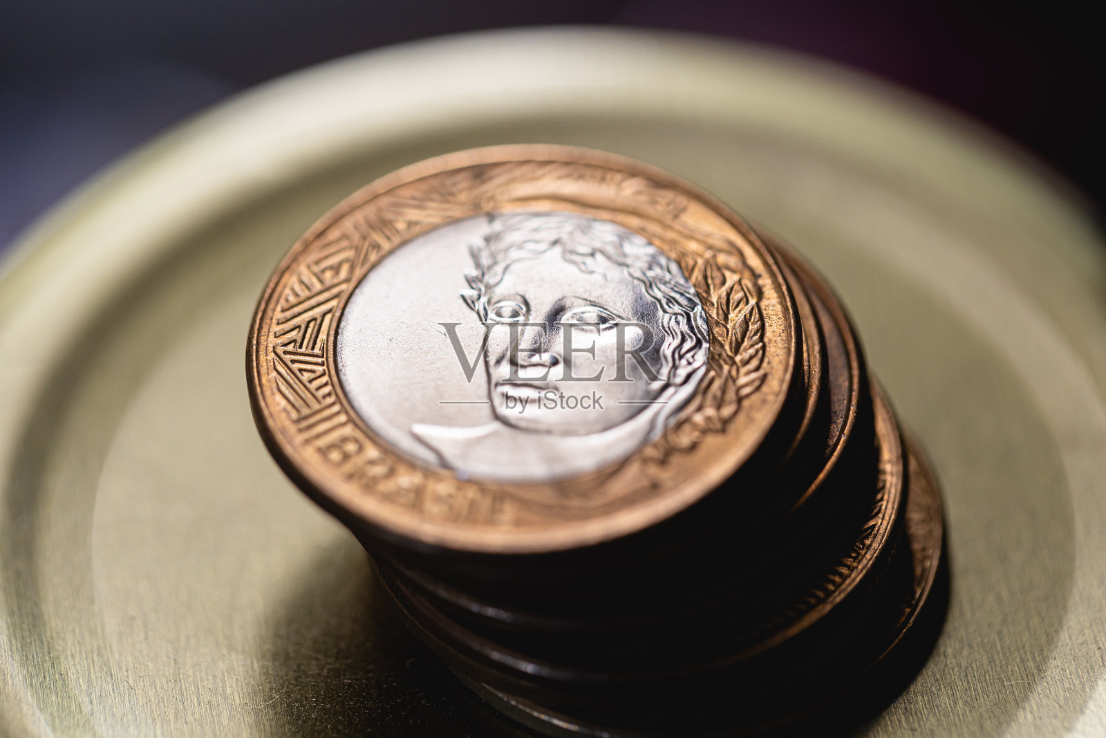 巴西雷亚尔(BRL)。用巴西的玻璃罐和硬币做成的存钱罐。经济、金融、通货膨胀和投资。照片摄影图片