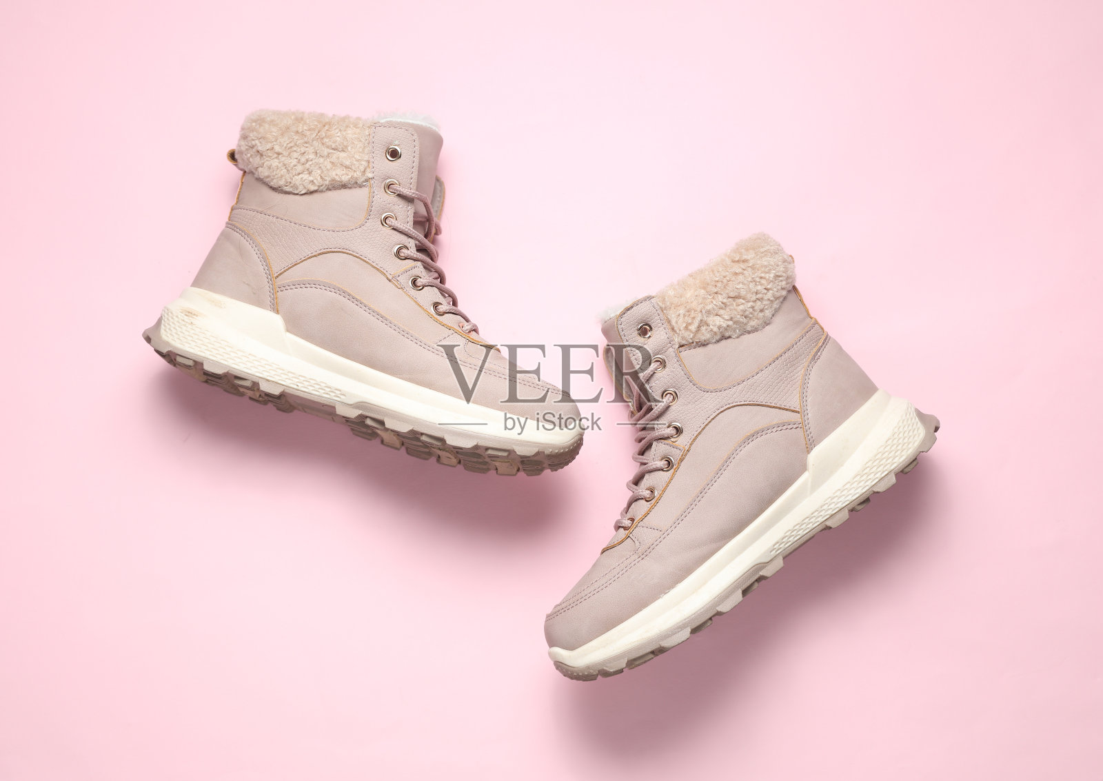 粉色底色女式冬靴。俯视图照片摄影图片