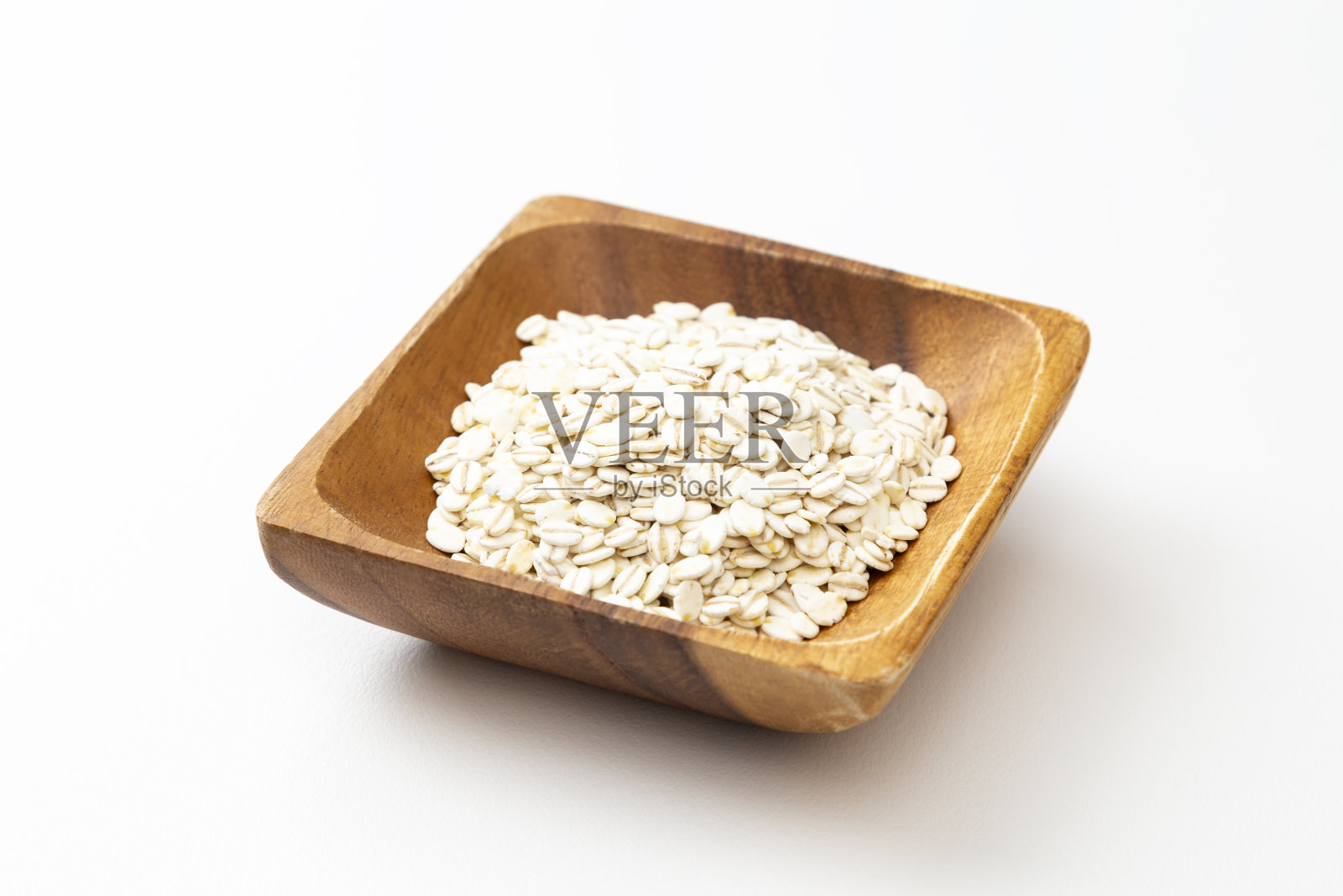 在白色背景上压榨大麦照片摄影图片