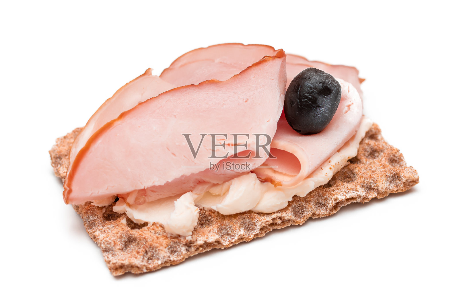 全麦脆面包配火腿，奶油奶酪和橄榄-分离照片摄影图片