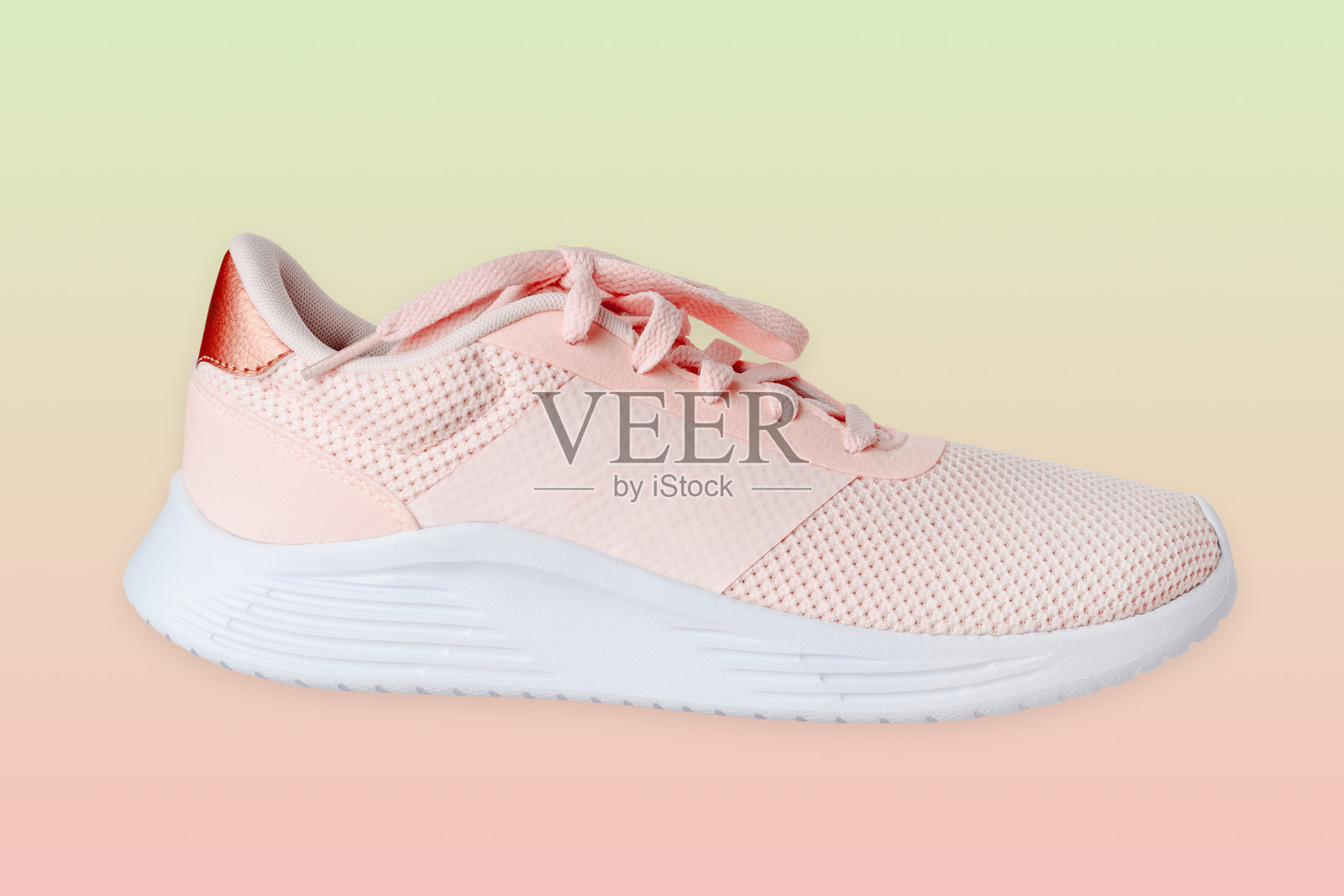 女式运动运动鞋舒适，鞋底柔软，女式休闲鞋孤立明亮照片摄影图片