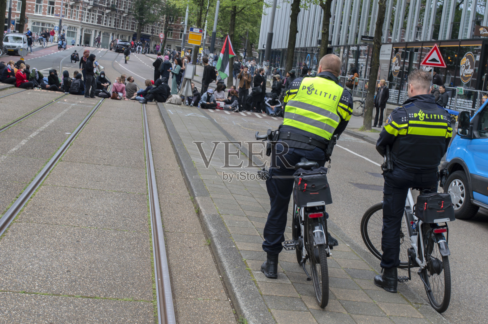 一小群解放巴勒斯坦的抗议者封锁了荷兰阿姆斯特丹的道路照片摄影图片