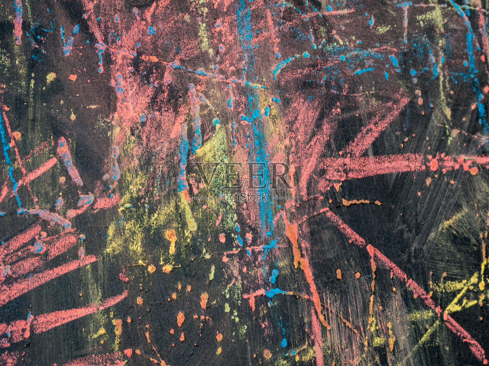 用彩色蜡笔在黑板上画画，儿童抽象画照片摄影图片