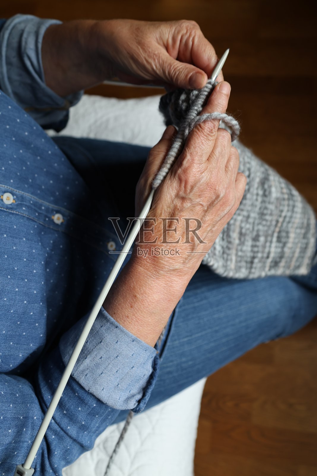 一个女人编织的特写照片摄影图片