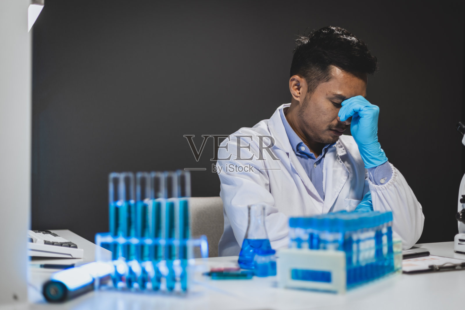 在实验室里努力但实验不成功的疲惫科学家照片摄影图片