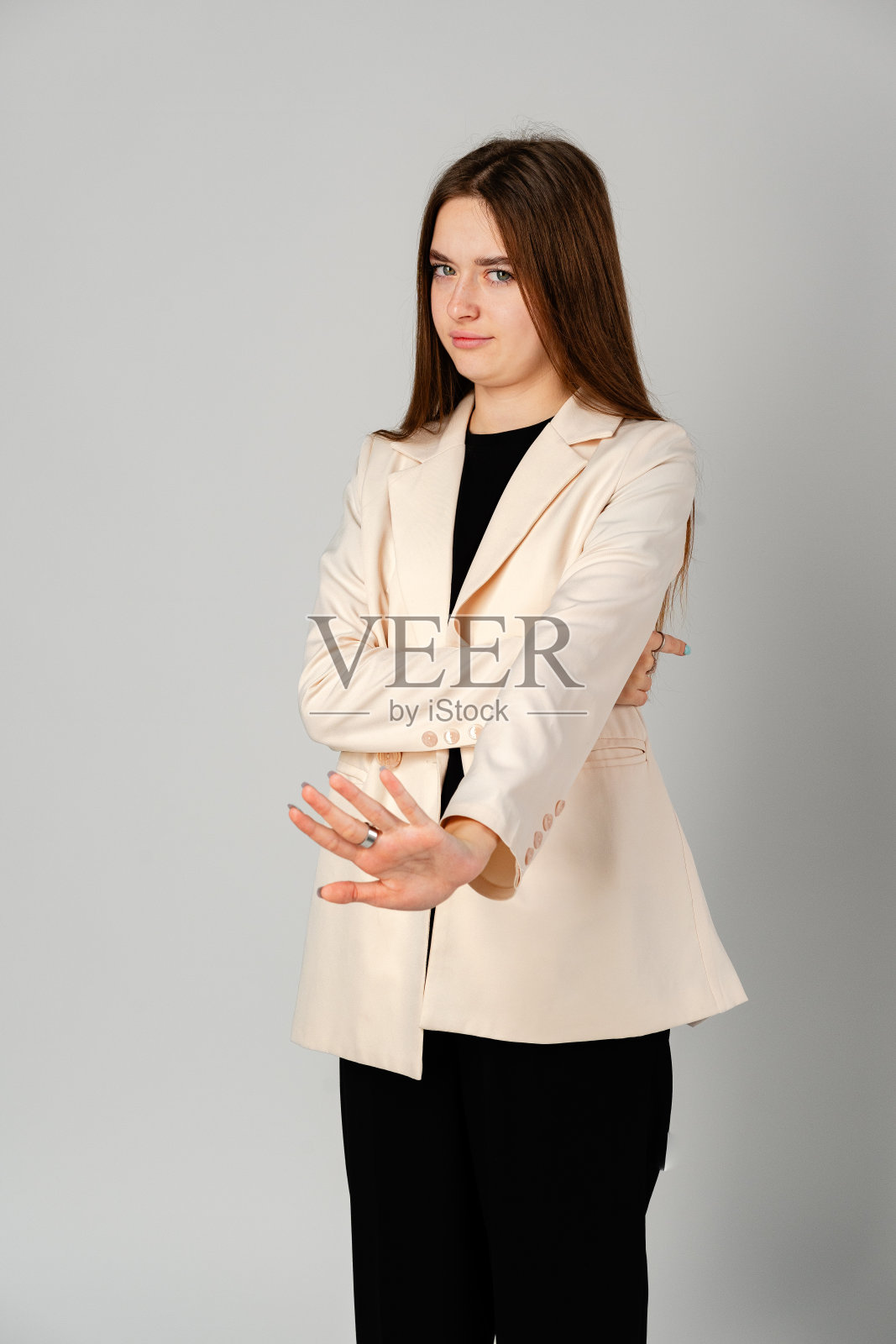 年轻女子在画室里用手做手势照片摄影图片