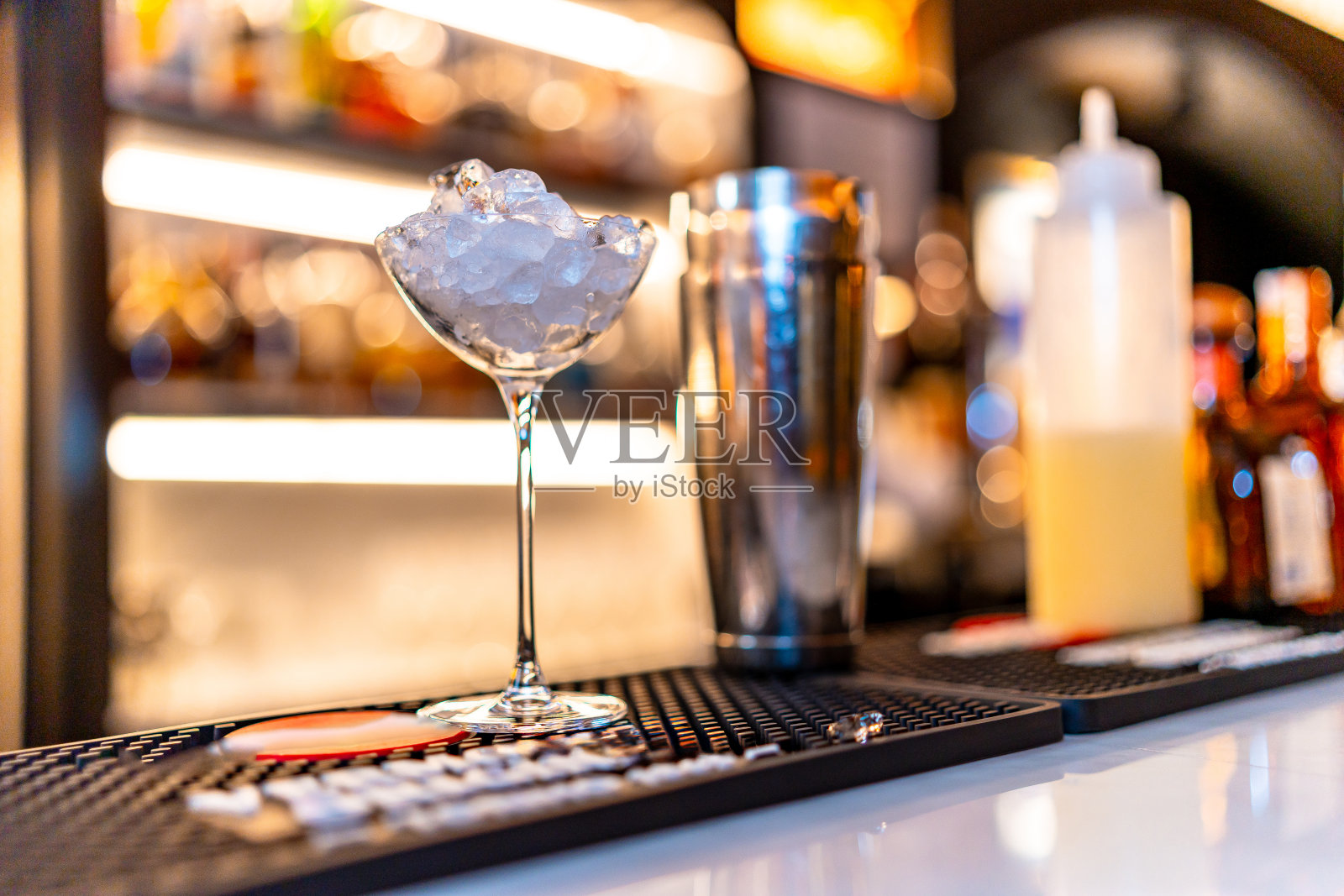 吧台上的鸡尾酒杯和摇酒器照片摄影图片