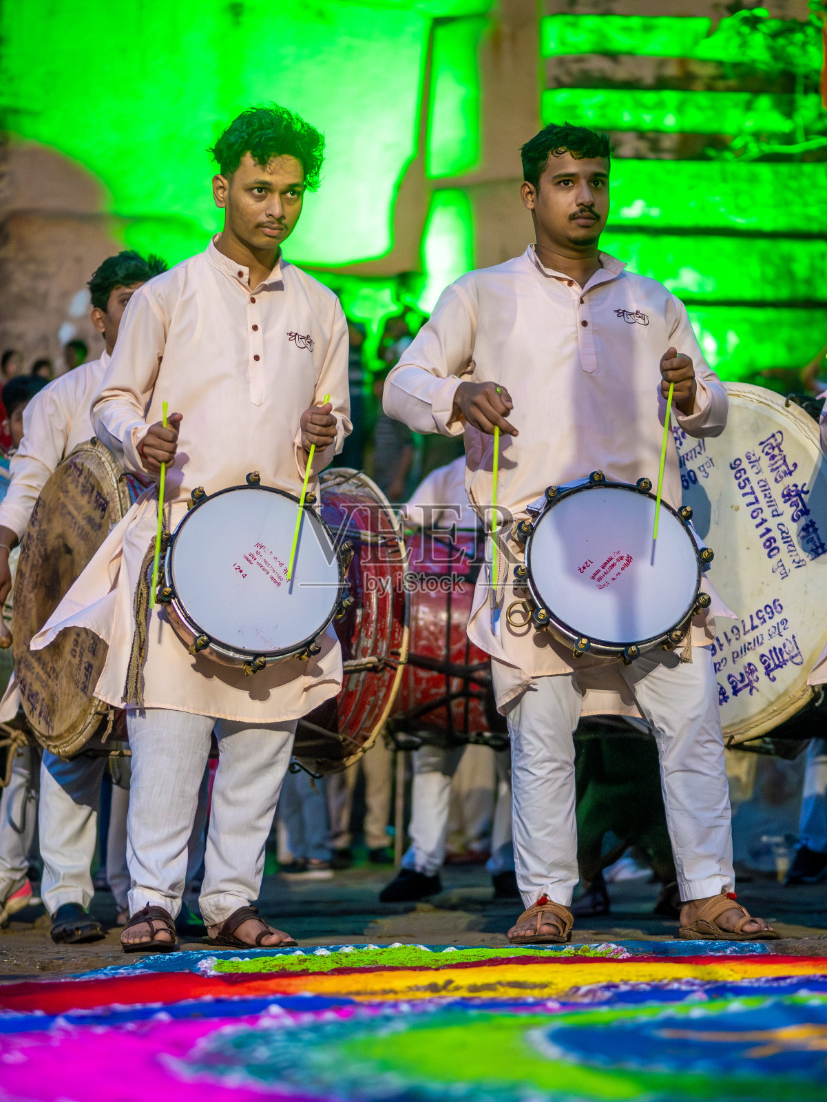 传统音乐乐队,鼓声庆祝Ganga arti,晚上仪式在神圣的Banganga Ghat,印度教。照片摄影图片