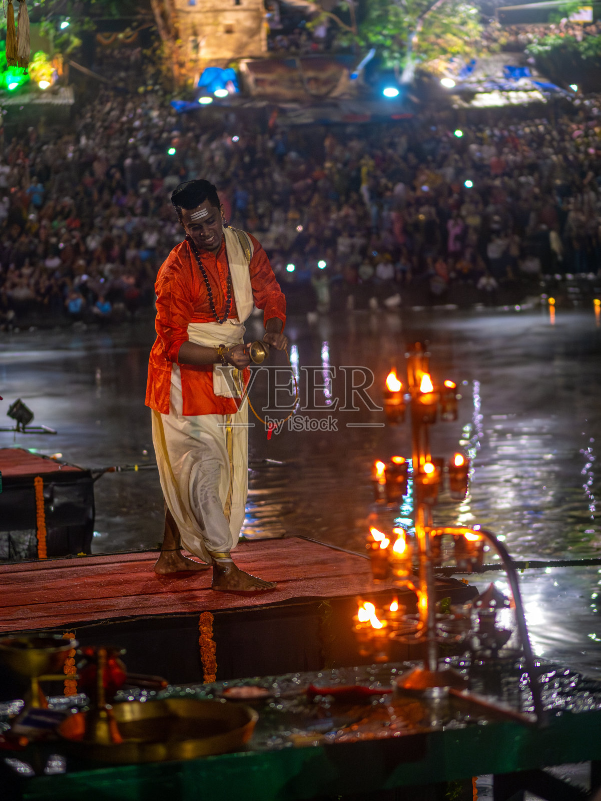 印度教在神圣的Banganga Ghat举行的傍晚仪式。照片摄影图片