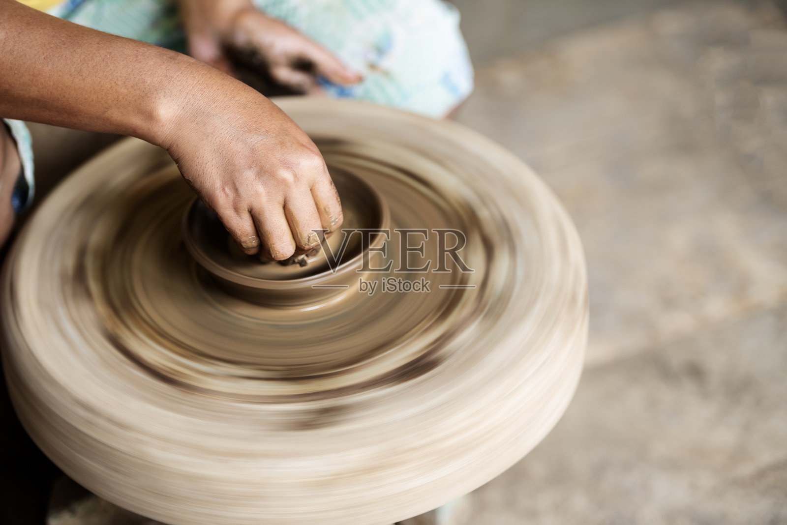 手工用未加工的粘土雕刻工艺品照片摄影图片