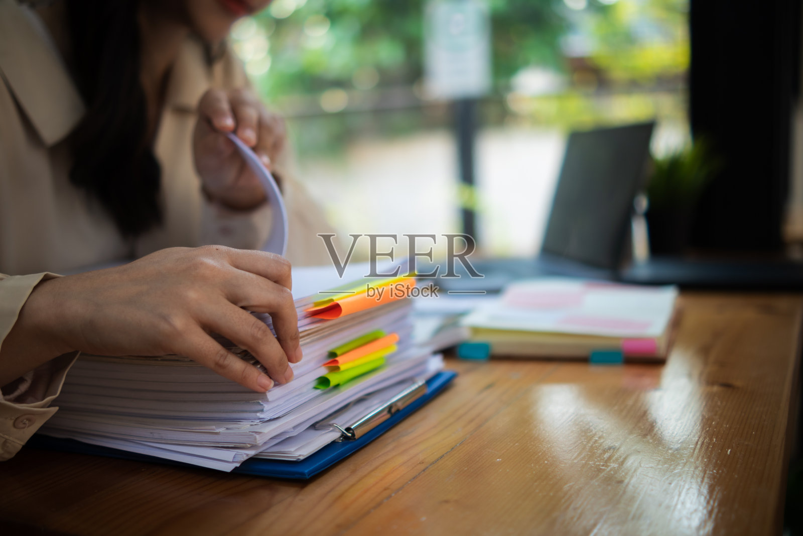 办公室桌上的一堆文件是准备在会议上作为年度业务总结提交的一堆文件。准备收纳的文件堆积在桌上。照片摄影图片