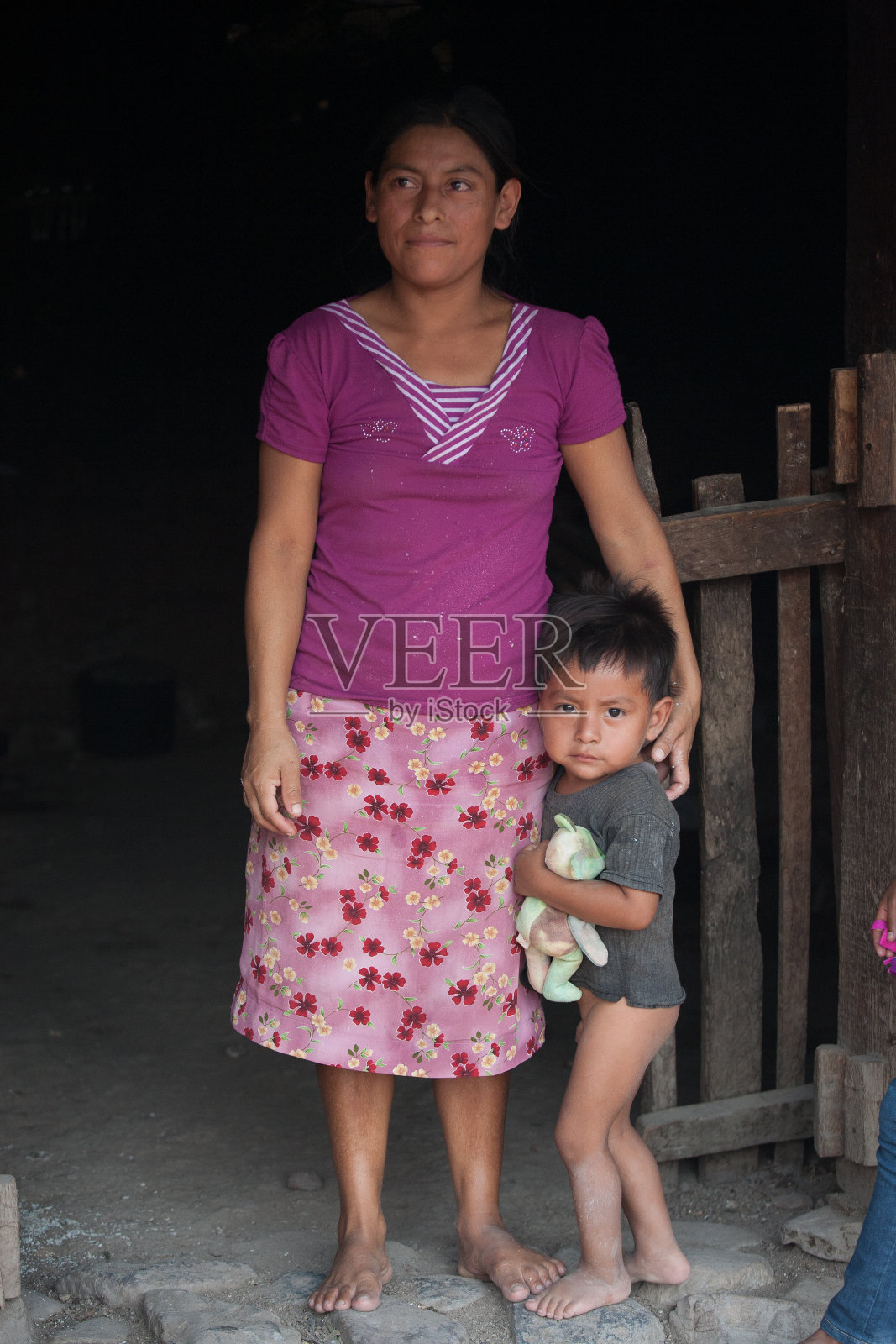 玛雅母亲和她年幼的儿子照片摄影图片