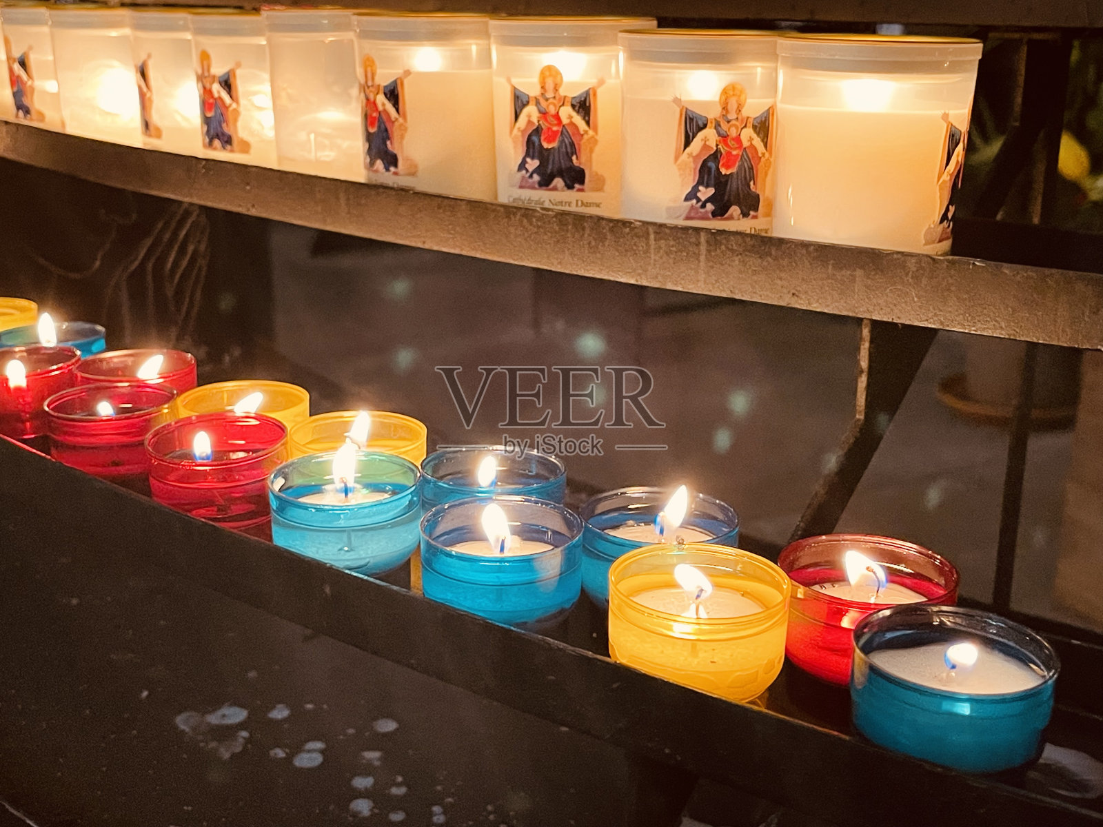 2024年4月2日，法国斯特拉斯堡:在法国斯特拉斯堡圣母院的玻璃罐中燃烧的蜡烛。照片摄影图片