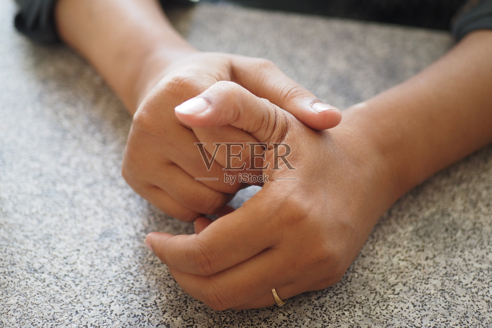 年轻女性的手遭受手腕疼痛，照片摄影图片