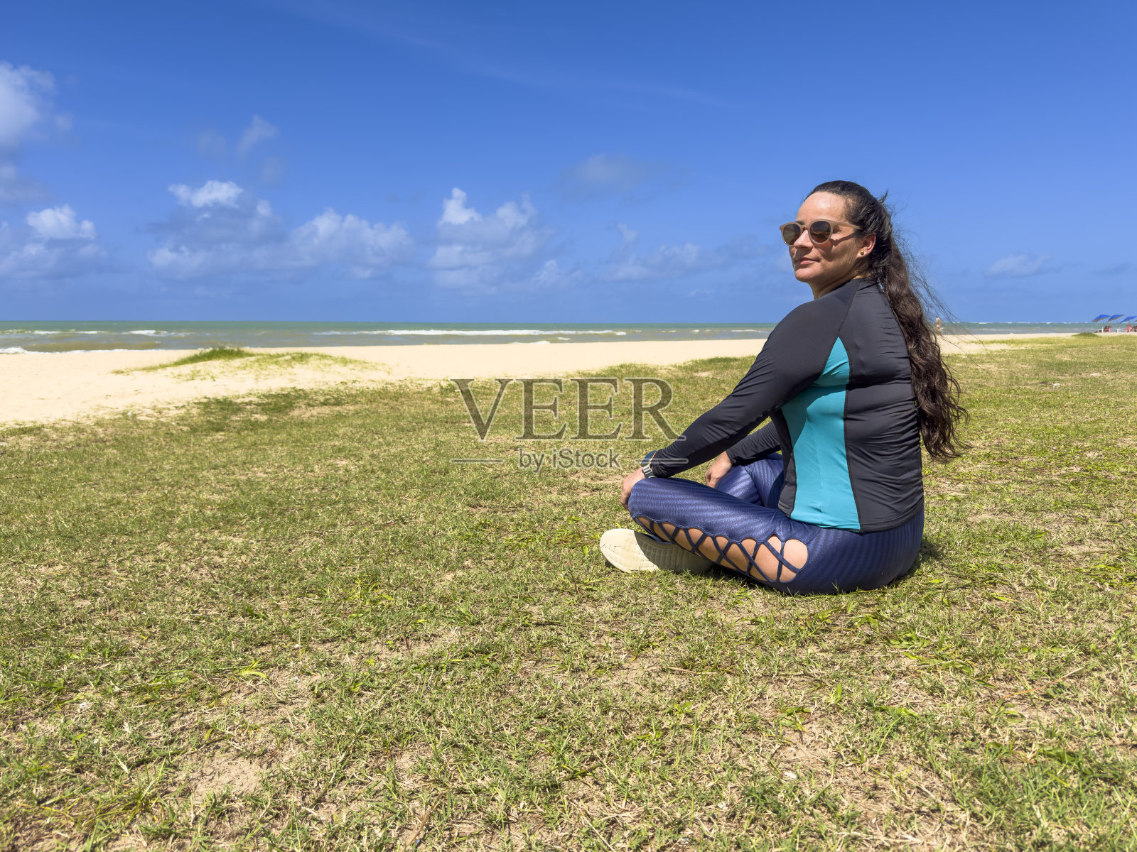 妇女在体育锻炼后的闲暇时间照片摄影图片