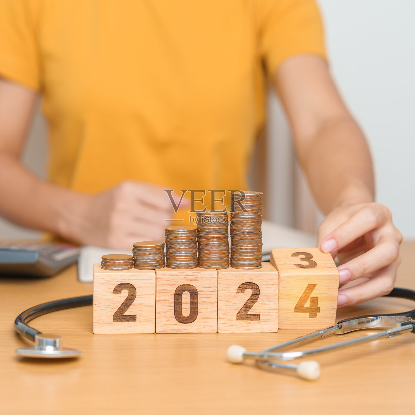 2024年医疗保健新年快乐，医生听诊器在台上。省钱，目标，决心，健康保险，健康和医疗概念照片摄影图片