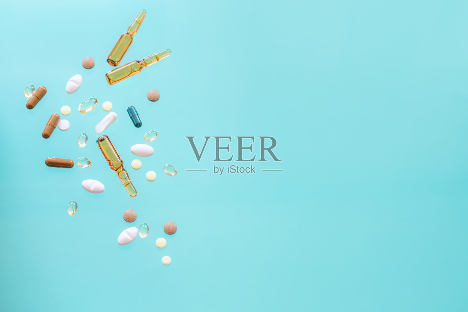 蓝色背景的天然成分制成的药物照片摄影图片