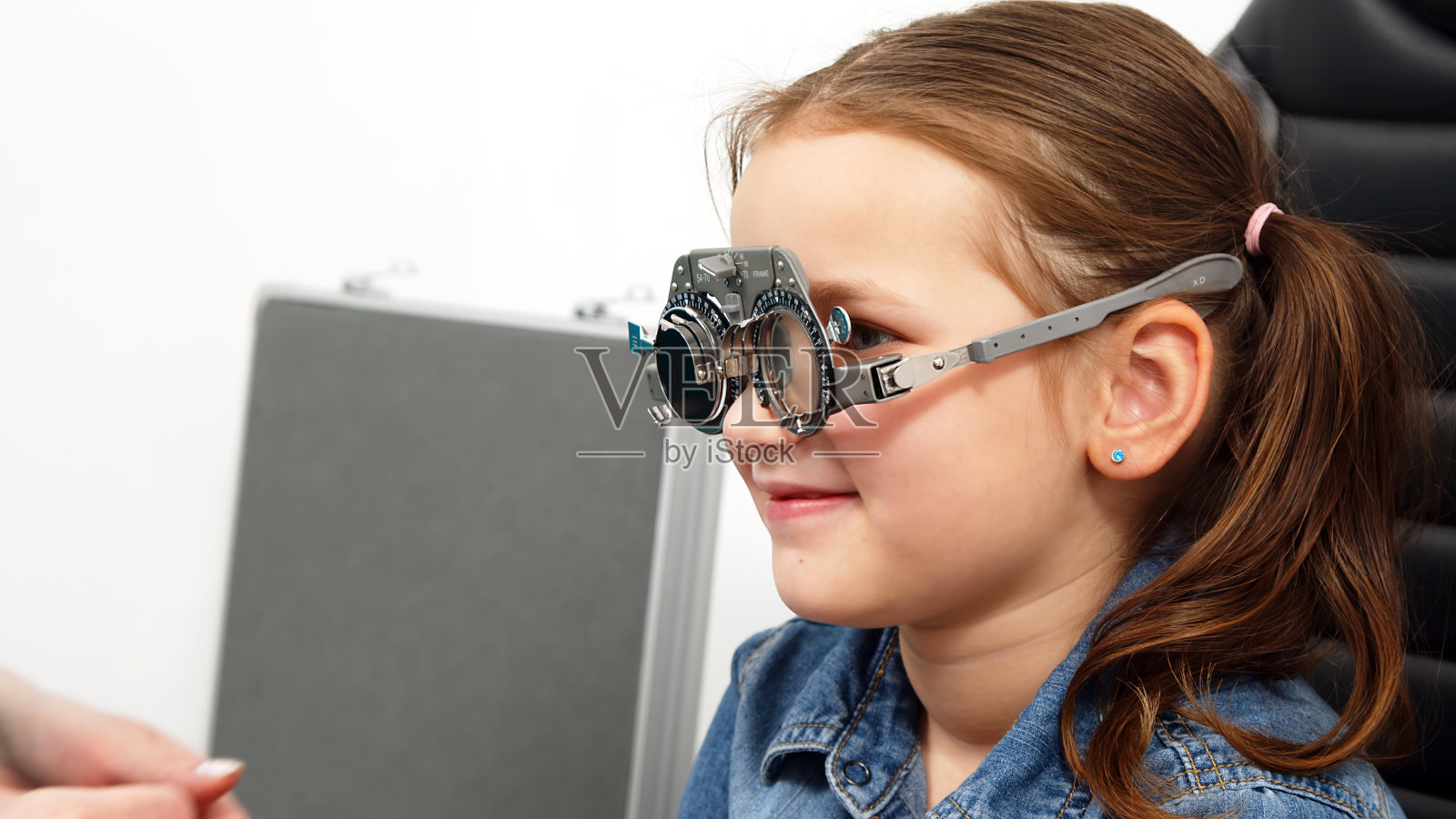 现代诊所眼科医生的工作场所。眼科仪器，视力测试用试验眼镜和镜片。照片摄影图片