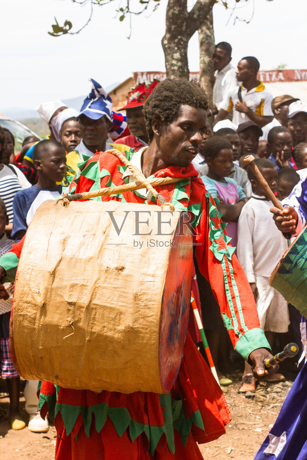 来自差路加使徒Ejuwel Jekenisheni教会的非洲人在跳舞和打鼓照片摄影图片