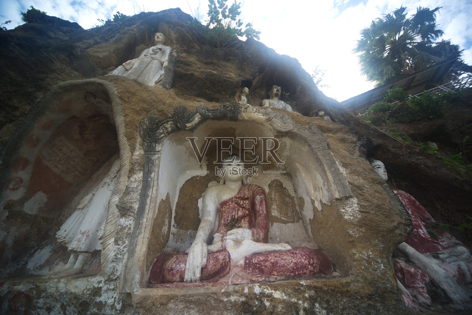 Akauk Taung在靠近Htonbo村的Ayeyavadee河边的Akauk山悬崖上的砂岩上雕刻了一尊佛像。Magway Region.Myanmar。照片摄影图片