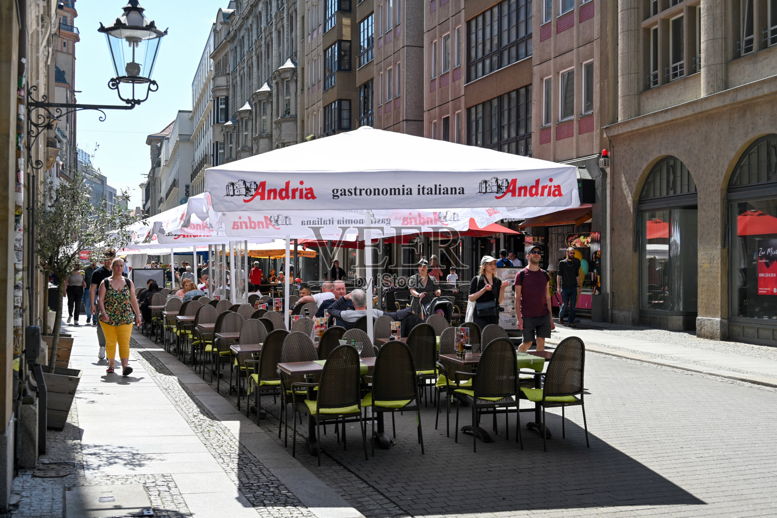 位于莱比锡老城尼古拉大街上的安德里亚披萨店的露台。照片摄影图片