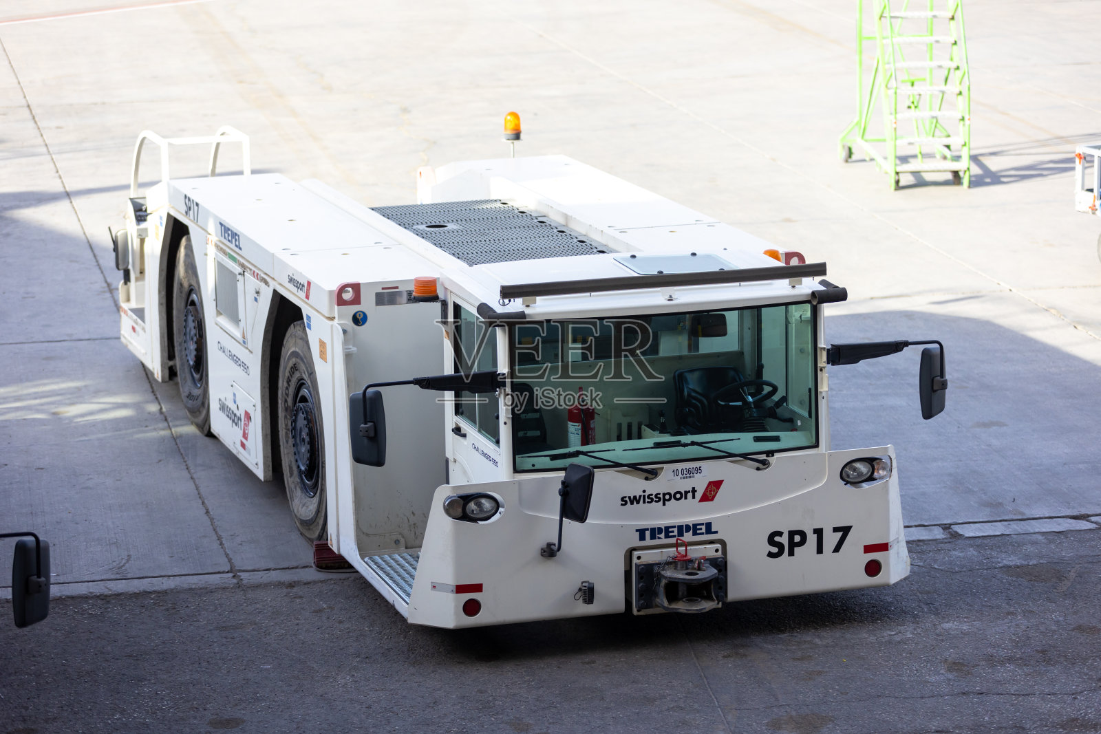 沙特阿拉伯利雅得哈立德国王国际机场的牵引车照片摄影图片