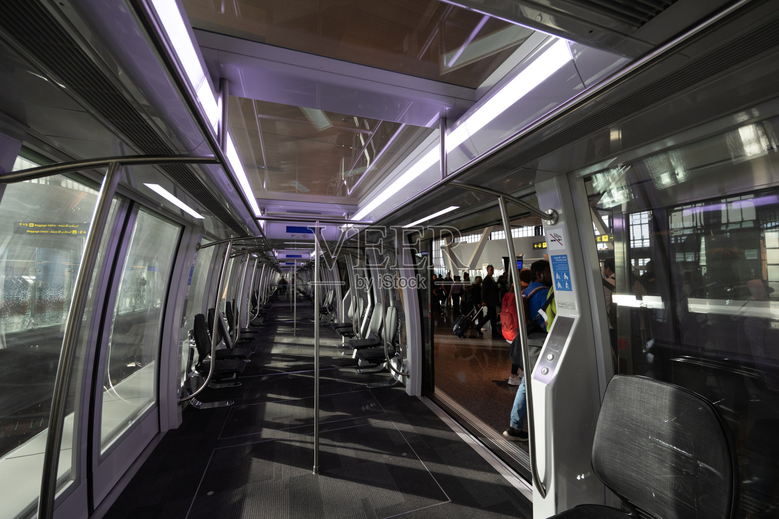 卡塔尔多哈哈马德国际机场的自动人行道照片摄影图片