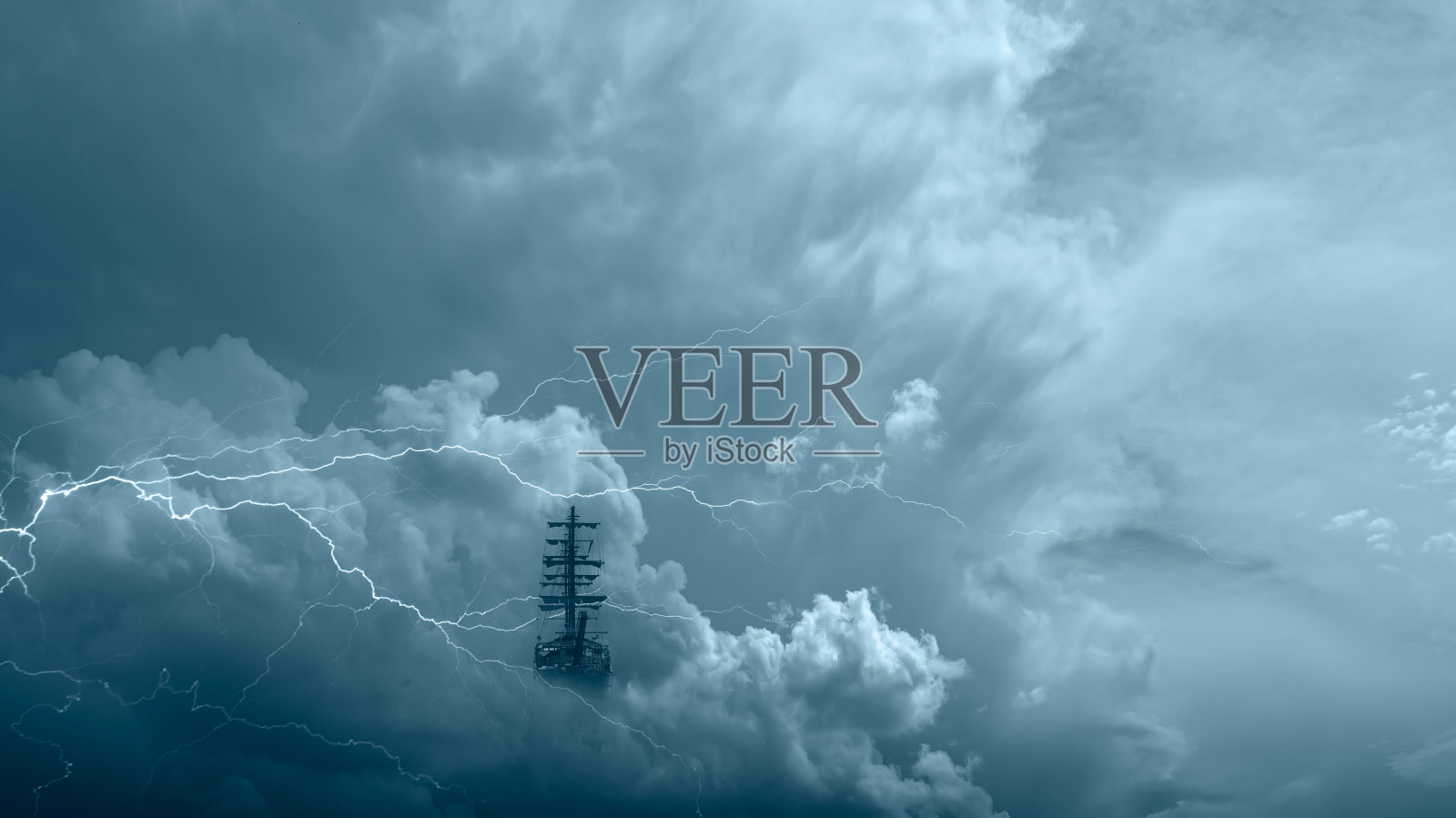 在乌云和闪电中飞行的旧船照片摄影图片