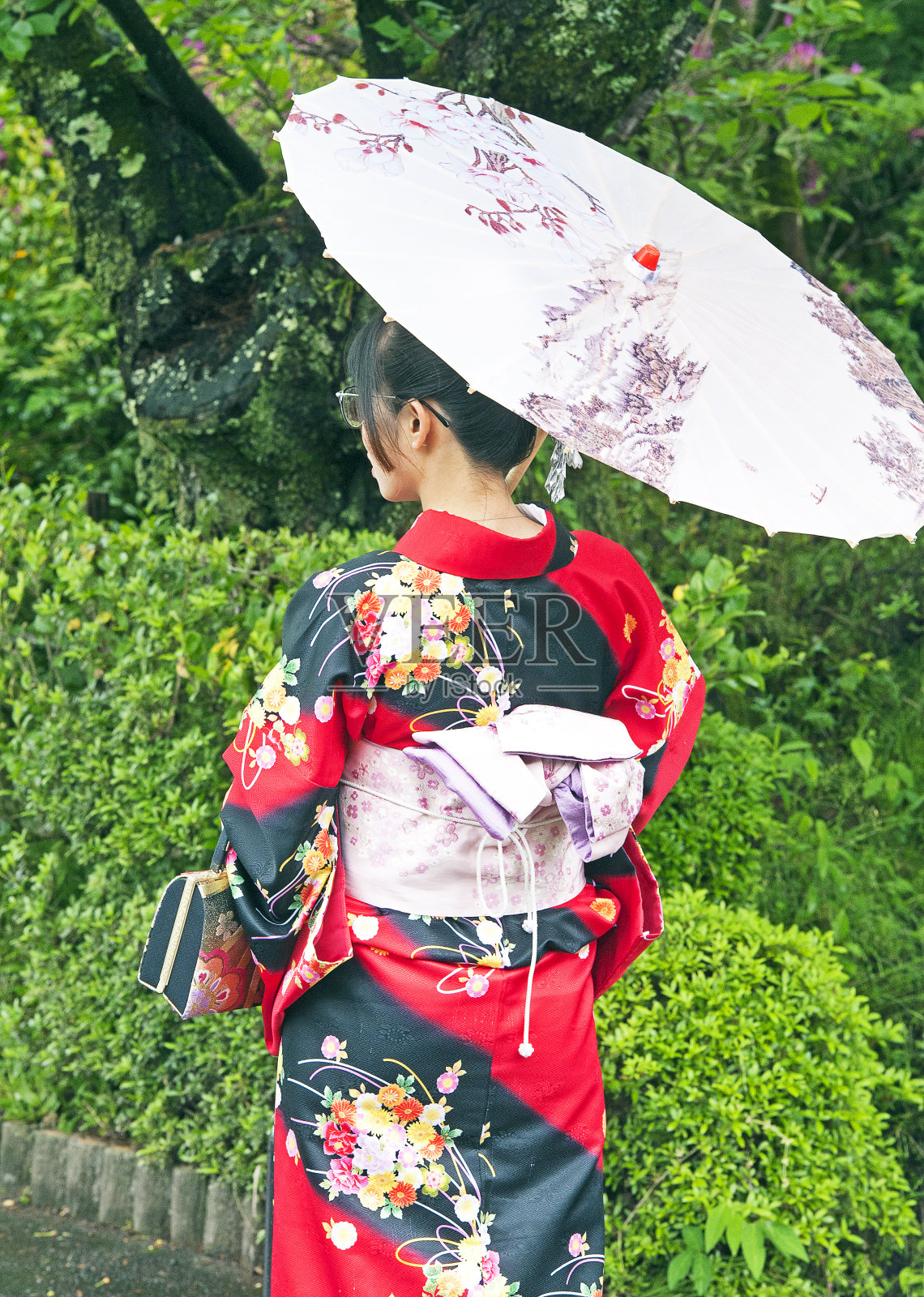 京都岚山区，身穿和服、打着阳伞的美丽女子走出镜头照片摄影图片