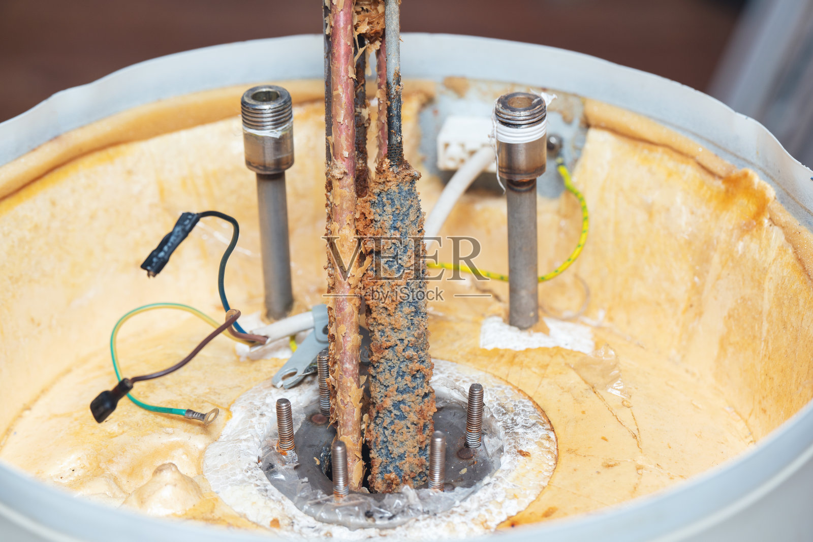 锅炉的水加热元件被沉淀物和水垢覆盖。锅炉维修保养照片摄影图片