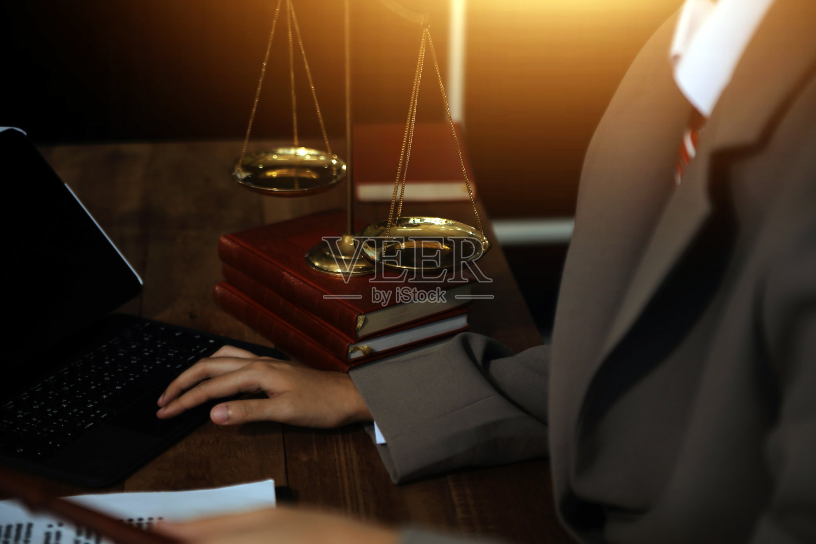 不动产法，房屋保险，房产税，拍卖和投标概念。小玩具屋模型与小木槌司法锤在法院的桌子上。照片摄影图片