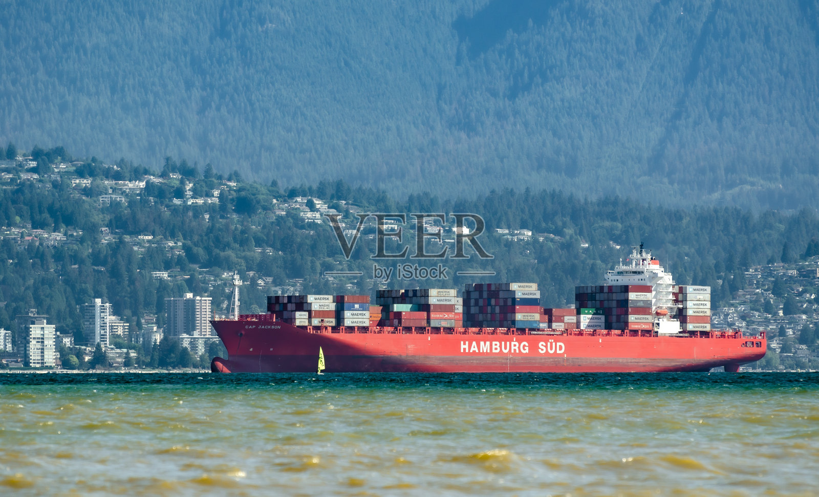 停泊在锚地的满载商船照片摄影图片