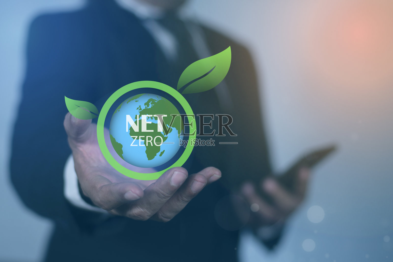 商界人士持有ESG、生态绿色能源体系的标志。净零和碳中和概念照片摄影图片