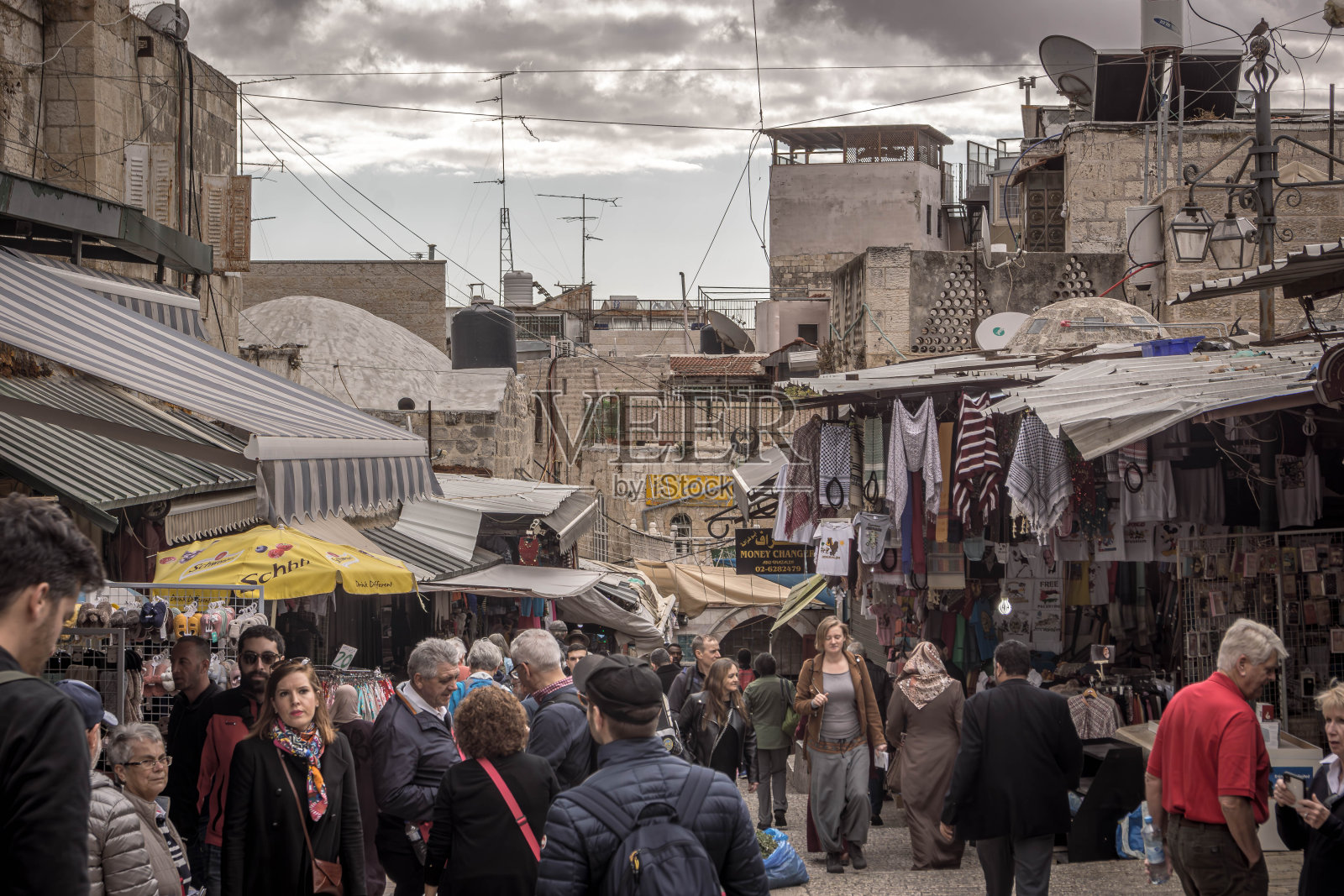 耶路撒冷老城的集市上的游客和当地人照片摄影图片