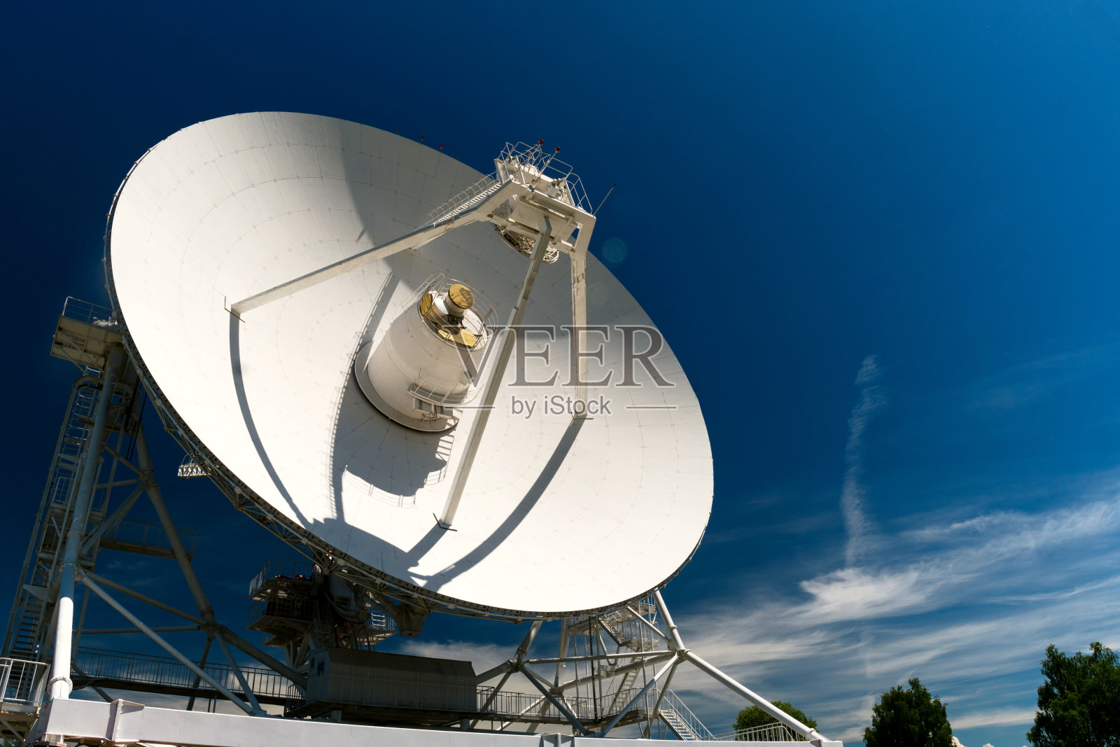 白色射电望远镜映衬着深蓝色的天空照片摄影图片