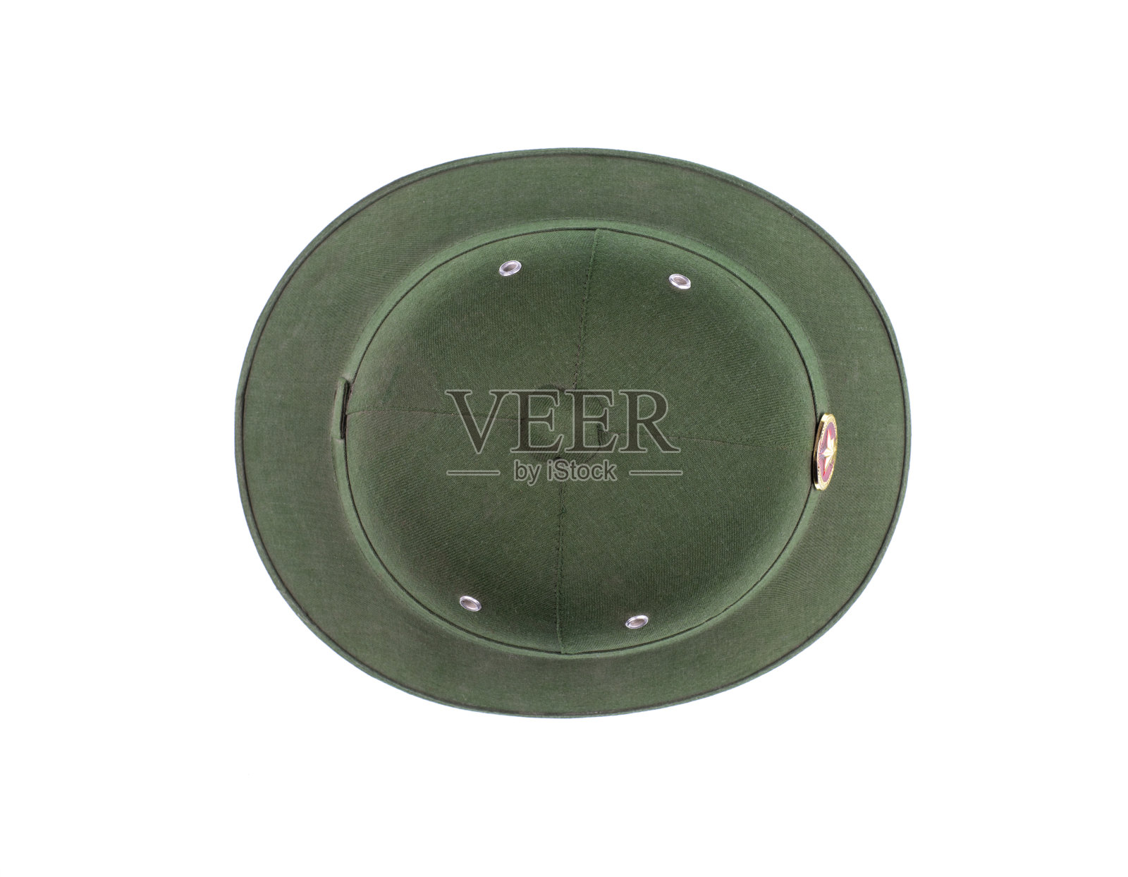 白色背景上孤立的越南绿色军用头盔照片摄影图片