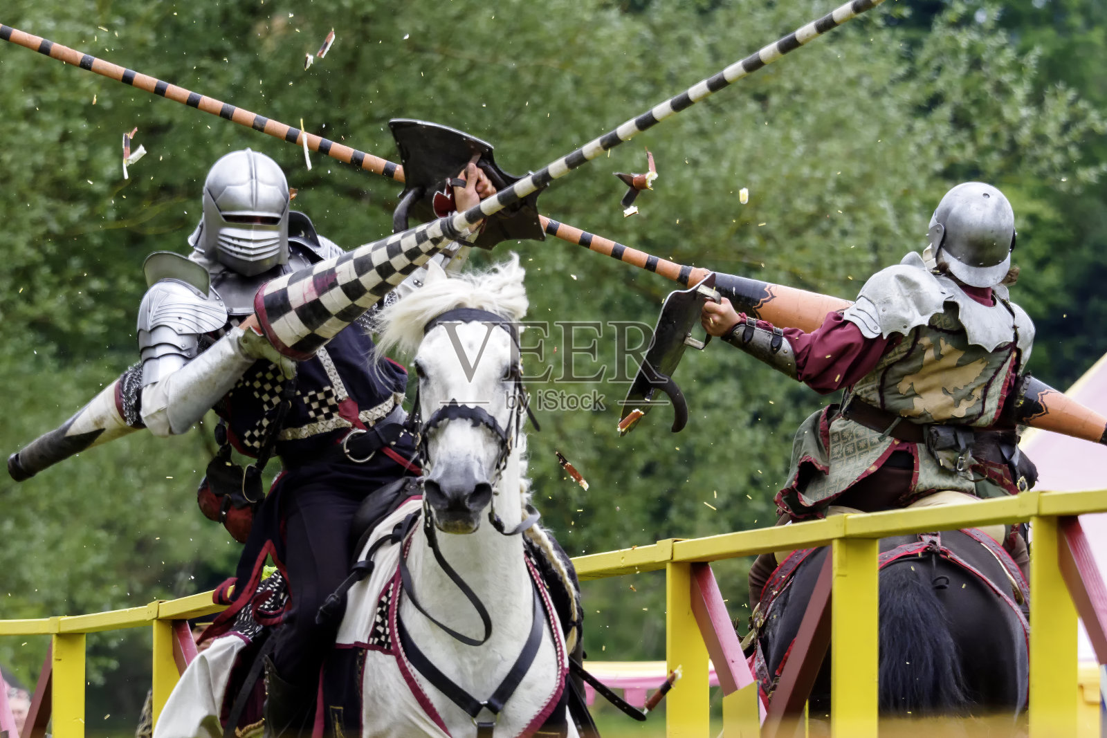 骑士们打扮成中世纪的骑士,在一场重演活动中比武照片摄影图片