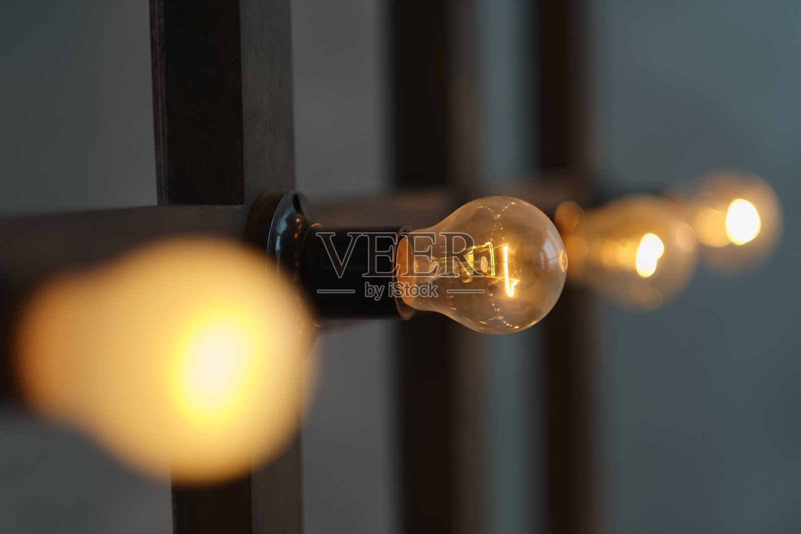 装在木制背景上的旧爱迪生灯照片摄影图片