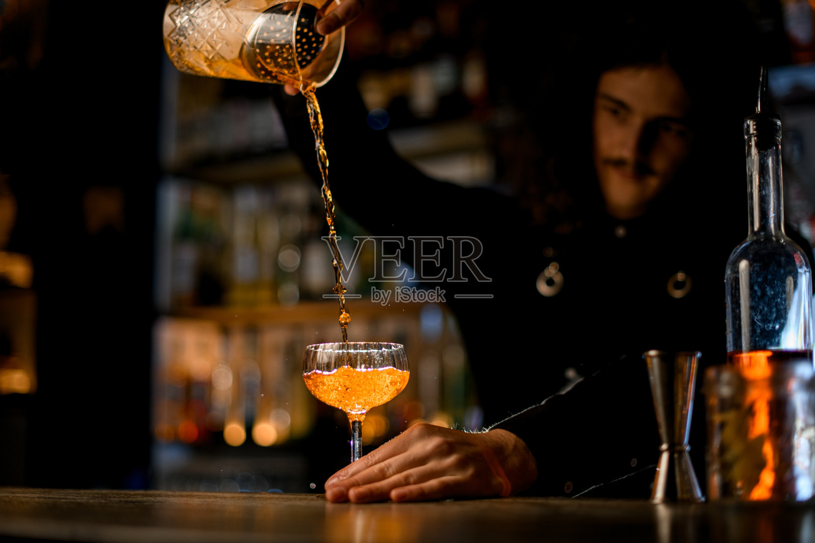 专业调酒师在玻璃杯中调制鸡尾酒和酒精饮料照片摄影图片