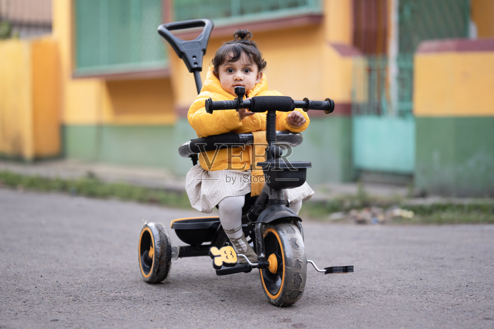 可爱的小白人女学生的肖像戴着头盔，享受骑滑板车的乐趣照片摄影图片