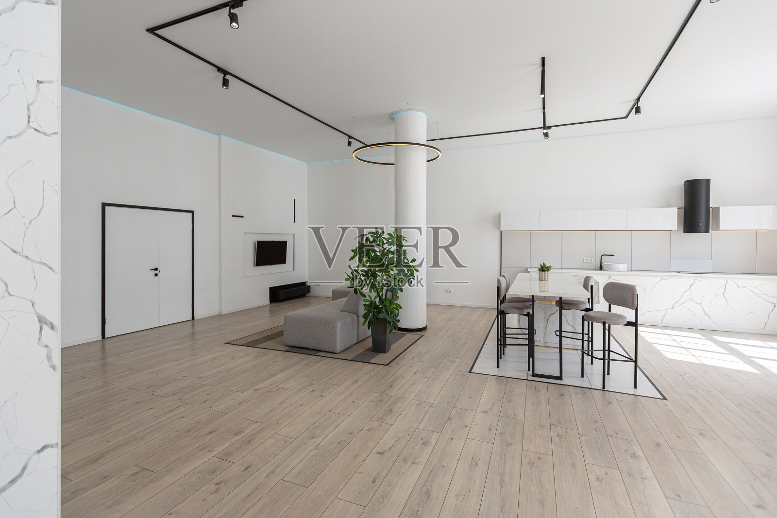 极简主义的现代豪华设计，一个昂贵的房子与大理石装饰在一个阳光明媚的日子。白色的墙壁，石膏，镶木地板，装饰照明，里面没有人照片摄影图片