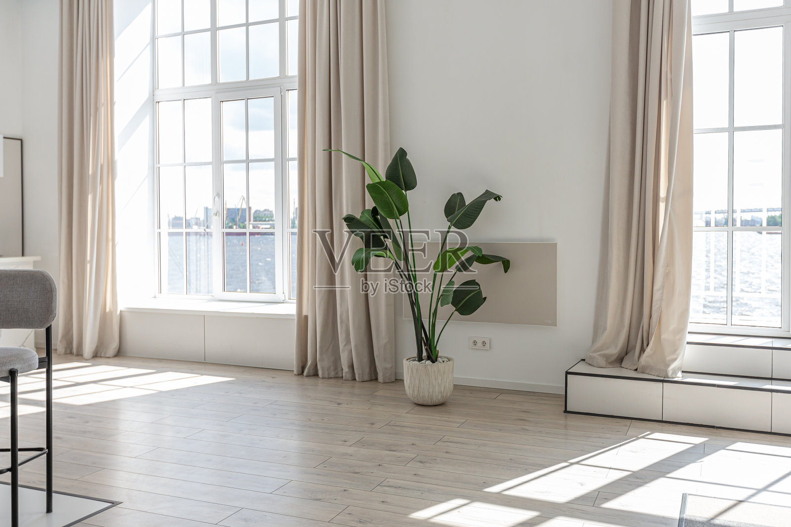 极简主义的现代豪华设计，一个昂贵的房子与大理石装饰在一个阳光明媚的日子。白色的墙壁，石膏，镶木地板，装饰照明，里面没有人照片摄影图片