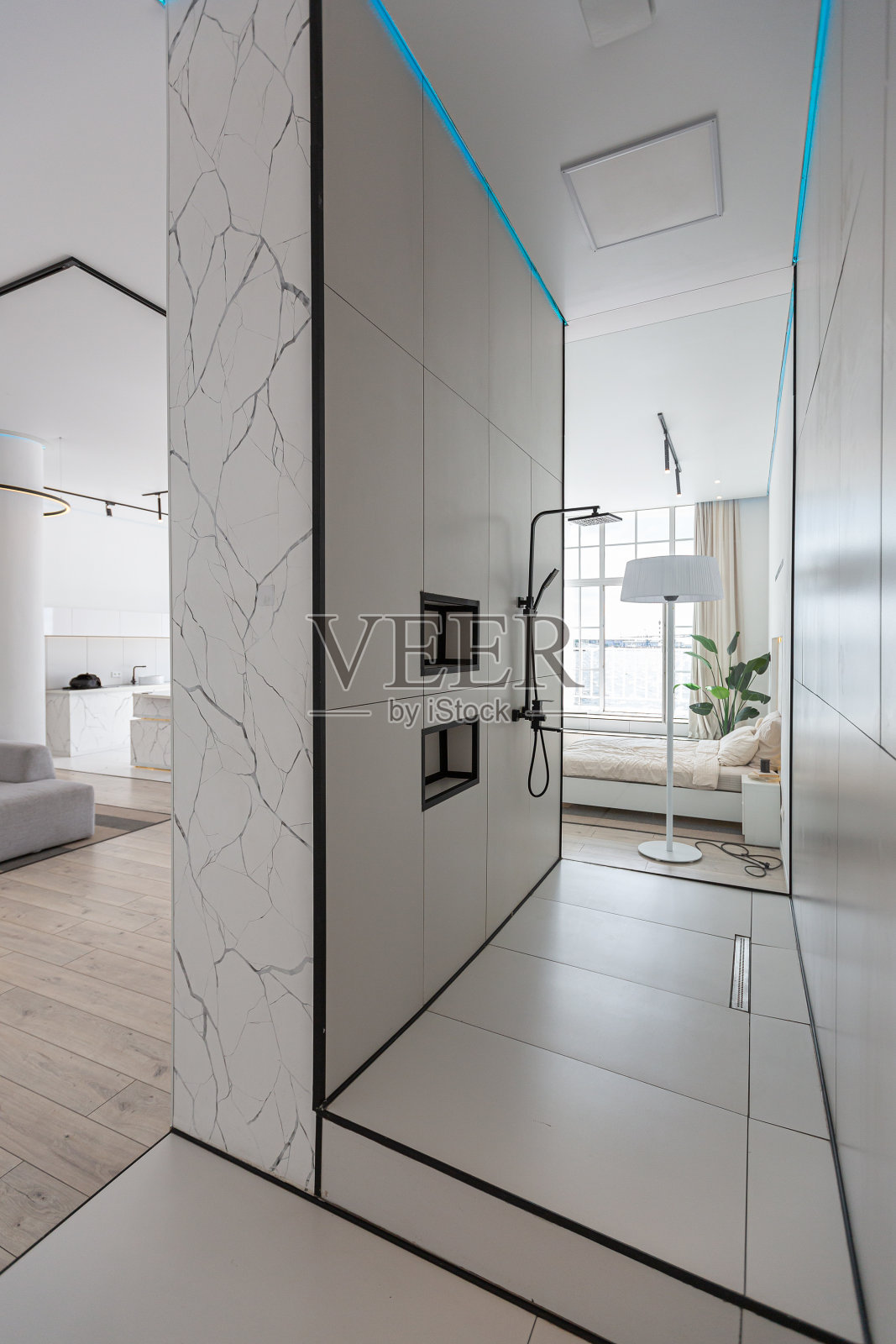 极简主义的现代豪华设计，一个昂贵的房子与大理石装饰在一个阳光明媚的日子。白色的墙壁，石膏，镶木地板，装饰照明，里面没有人照片摄影图片