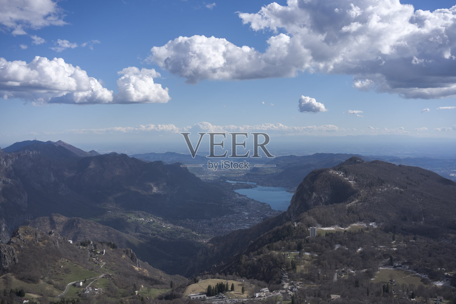 从高山俯瞰有湖的山谷全景照片摄影图片