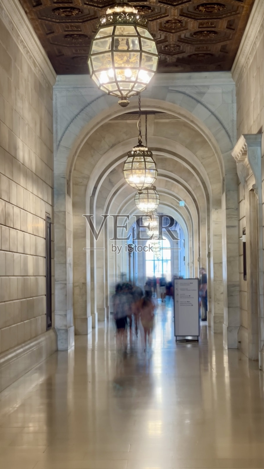 2024年6月，在纽约图书馆内，用长时间快门拍摄的走廊照片，让人们模糊不清照片摄影图片
