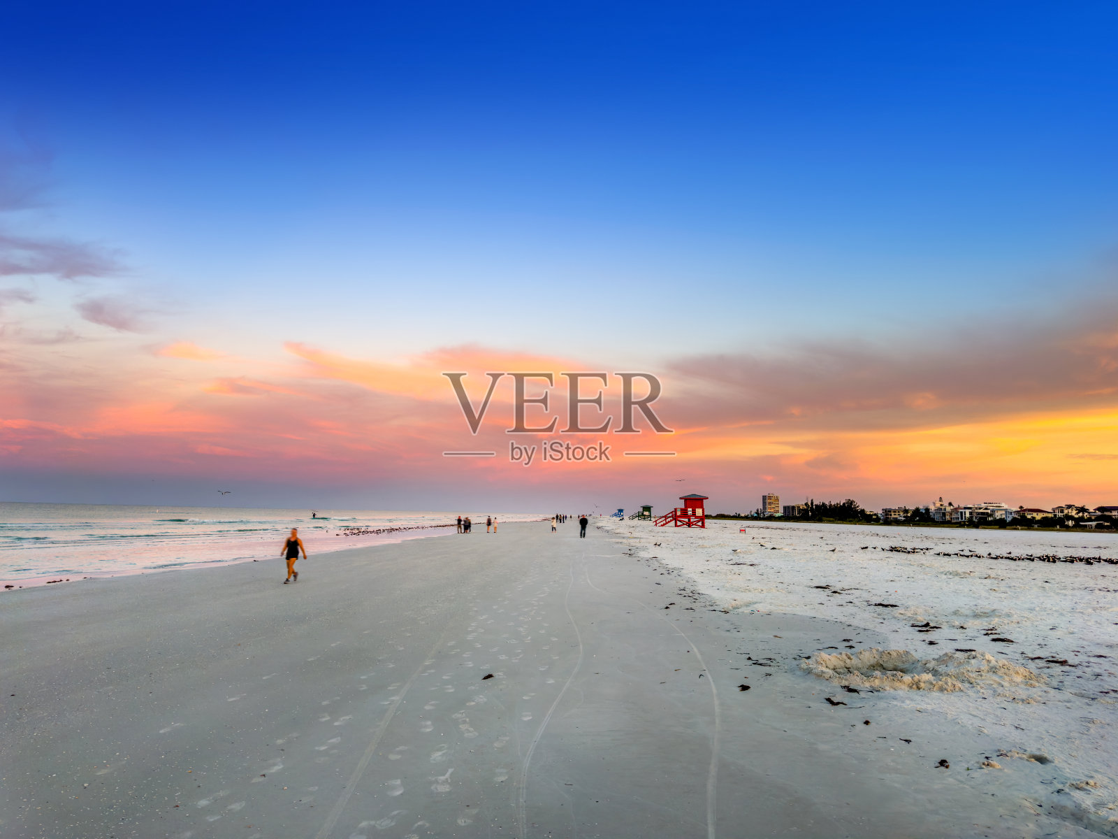 人们在日出时享受热带沙滩照片摄影图片